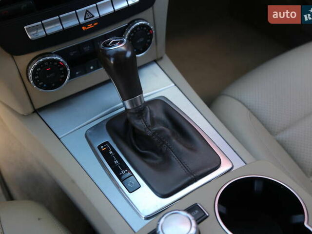 Мерседес Ц-Класс 2014 в Киеве на Automoto.ua Красный Мерседес Ц-Класс, объемом двигателя 1.8 л и пробегом 192 тыс. км за 12000 $, фото 19 на Automoto.ua