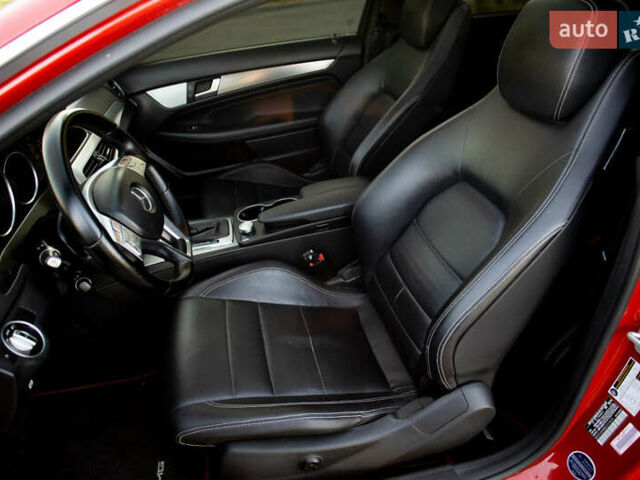 Красный Мерседес Ц-Класс, объемом двигателя 1.8 л и пробегом 257 тыс. км за 11500 $, фото 18 на Automoto.ua