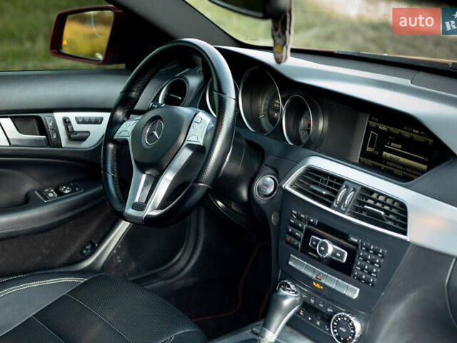 Красный Мерседес Ц-Класс, объемом двигателя 1.8 л и пробегом 257 тыс. км за 11500 $, фото 15 на Automoto.ua