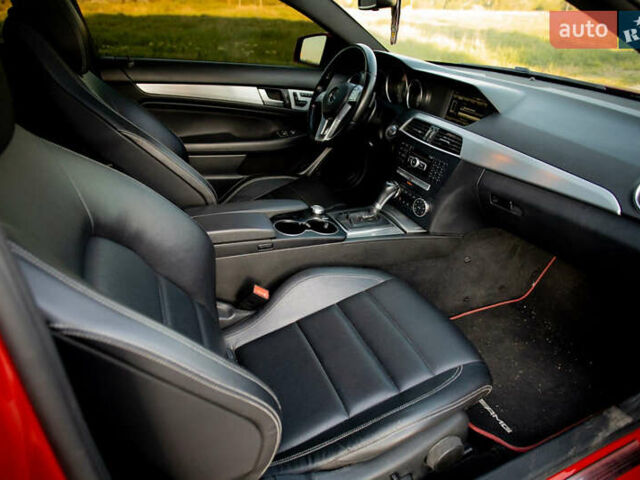 Красный Мерседес Ц-Класс, объемом двигателя 1.8 л и пробегом 257 тыс. км за 11500 $, фото 17 на Automoto.ua