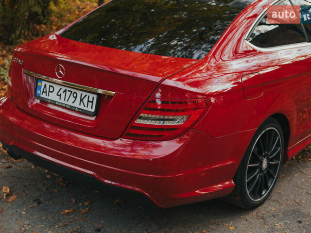 Красный Мерседес Ц-Класс, объемом двигателя 1.8 л и пробегом 257 тыс. км за 11500 $, фото 1 на Automoto.ua
