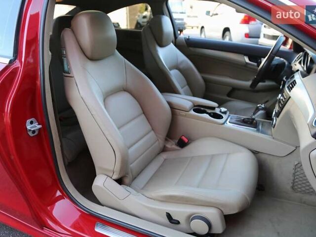 Мерседес Ц-Класс 2014 в Киеве на Automoto.ua Красный Мерседес Ц-Класс, объемом двигателя 1.8 л и пробегом 192 тыс. км за 12000 $, фото 10 на Automoto.ua