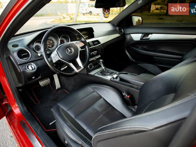 Красный Мерседес Ц-Класс, объемом двигателя 1.8 л и пробегом 257 тыс. км за 11500 $, фото 13 на Automoto.ua