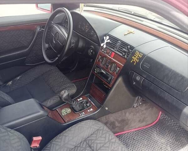 Червоний Мерседес Ц-Клас, об'ємом двигуна 1.8 л та пробігом 340 тис. км за 2000 $, фото 8 на Automoto.ua