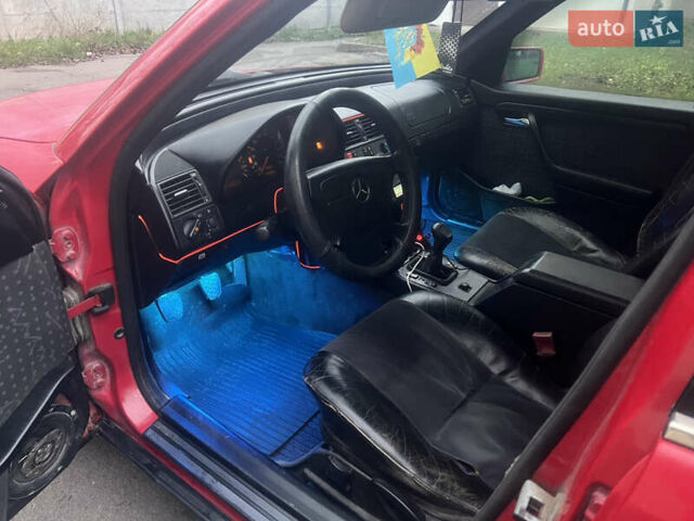 Червоний Мерседес Ц-Клас, об'ємом двигуна 1.8 л та пробігом 50 тис. км за 1550 $, фото 10 на Automoto.ua