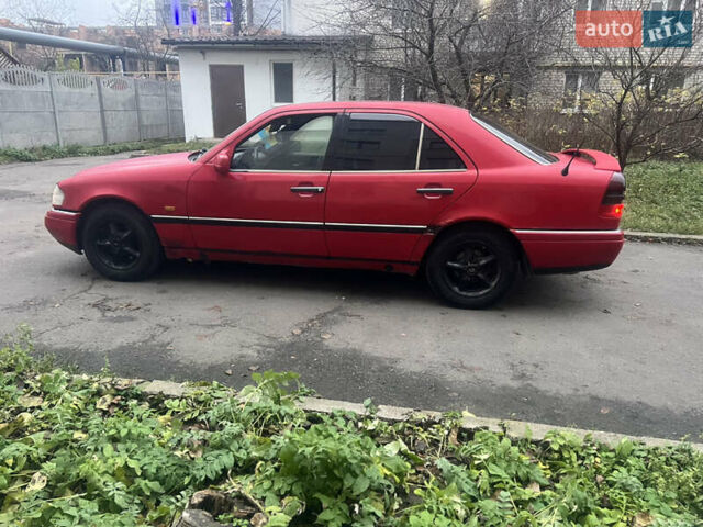 Червоний Мерседес Ц-Клас, об'ємом двигуна 1.8 л та пробігом 50 тис. км за 1550 $, фото 4 на Automoto.ua