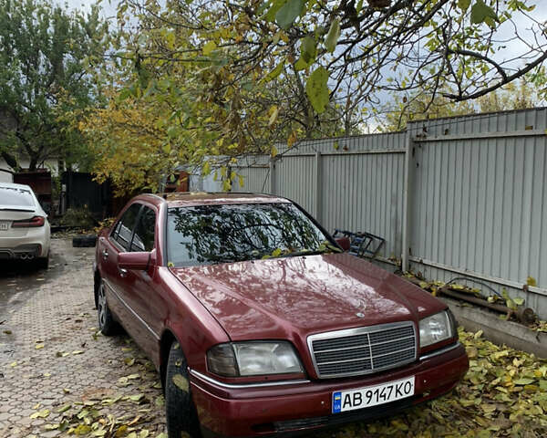 Червоний Мерседес Ц-Клас, об'ємом двигуна 2.5 л та пробігом 100 тис. км за 2400 $, фото 1 на Automoto.ua