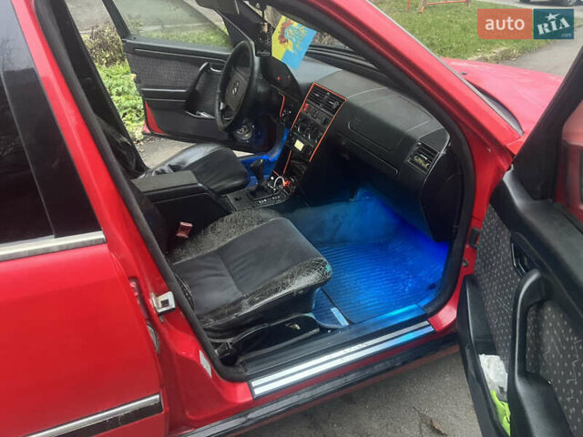 Червоний Мерседес Ц-Клас, об'ємом двигуна 1.8 л та пробігом 50 тис. км за 1550 $, фото 8 на Automoto.ua