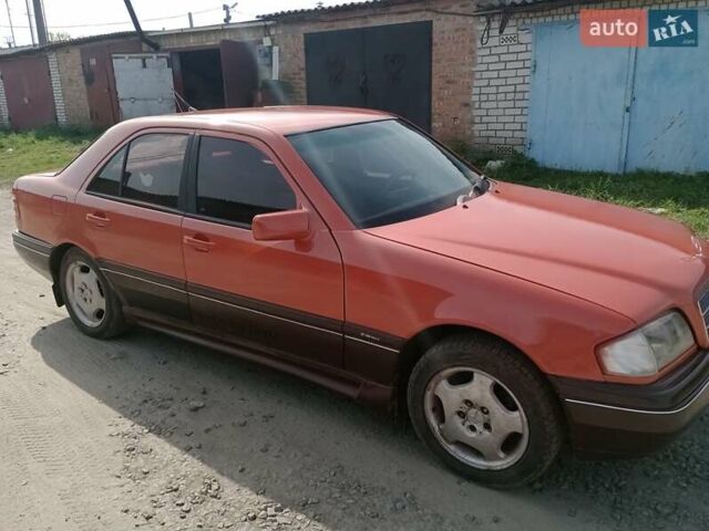 Красный Мерседес Ц-Класс, объемом двигателя 1.8 л и пробегом 200 тыс. км за 2000 $, фото 3 на Automoto.ua
