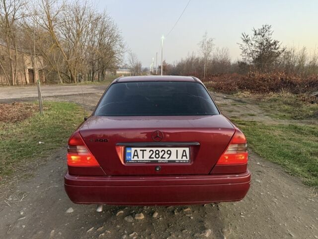 Червоний Мерседес Ц-Клас, об'ємом двигуна 2 л та пробігом 370 тис. км за 2600 $, фото 5 на Automoto.ua