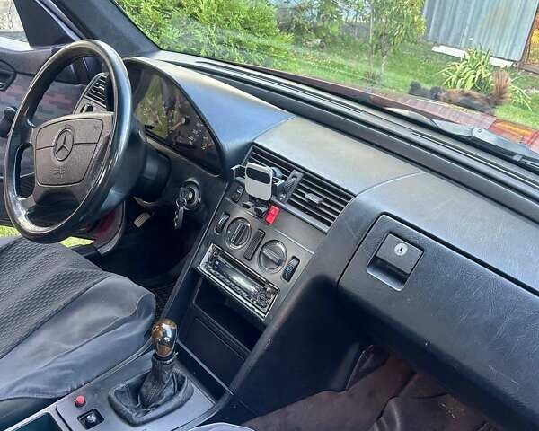 Червоний Мерседес Ц-Клас, об'ємом двигуна 2 л та пробігом 340 тис. км за 3000 $, фото 17 на Automoto.ua