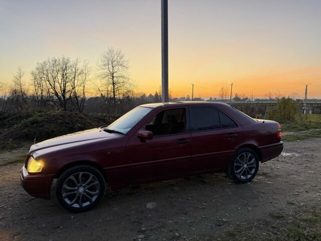 Червоний Мерседес Ц-Клас, об'ємом двигуна 2 л та пробігом 370 тис. км за 2600 $, фото 3 на Automoto.ua