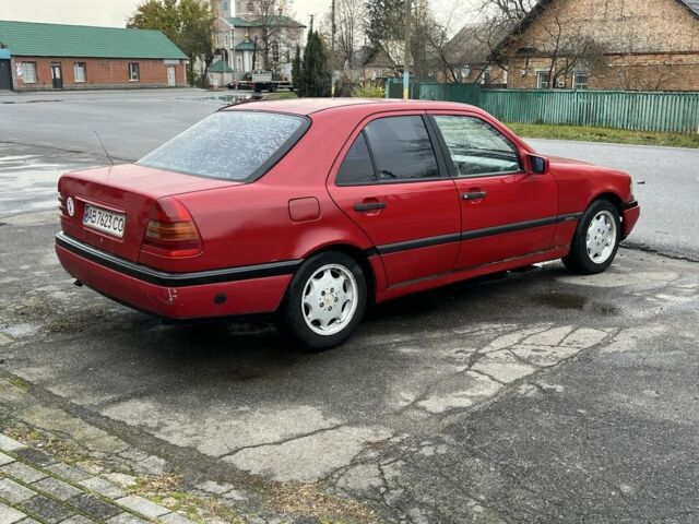 Красный Мерседес Ц-Класс, объемом двигателя 1.8 л и пробегом 250 тыс. км за 2000 $, фото 3 на Automoto.ua