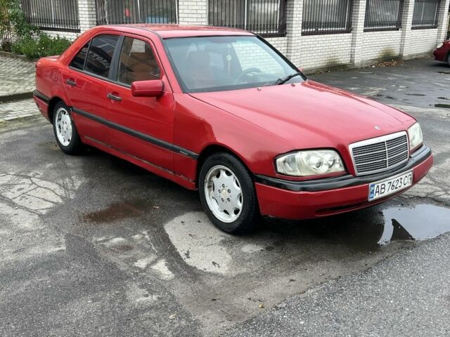 Красный Мерседес Ц-Класс, объемом двигателя 1.8 л и пробегом 250 тыс. км за 2000 $, фото 1 на Automoto.ua