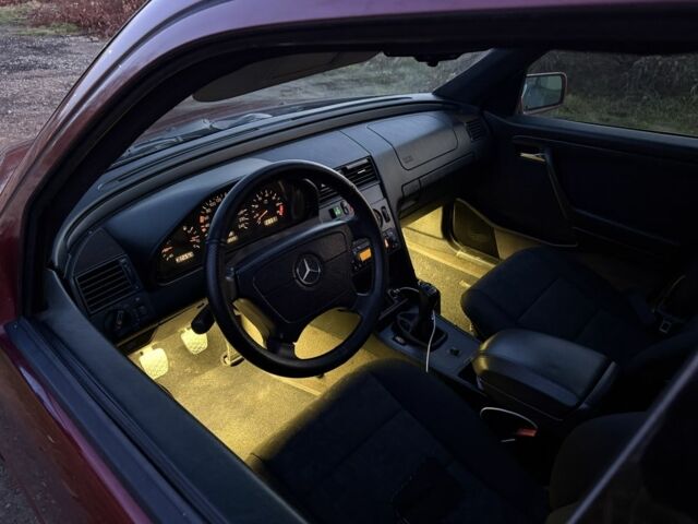 Червоний Мерседес Ц-Клас, об'ємом двигуна 2 л та пробігом 370 тис. км за 2600 $, фото 9 на Automoto.ua