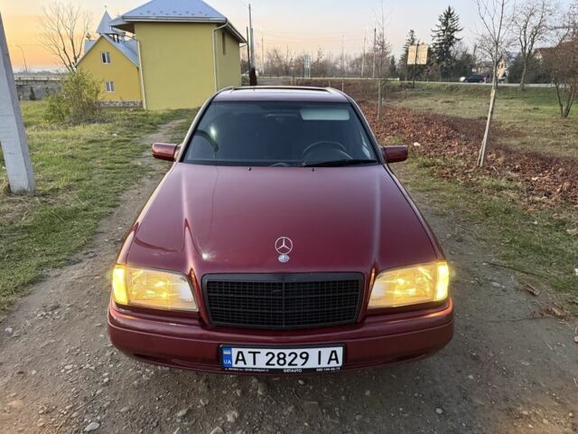 Червоний Мерседес Ц-Клас, об'ємом двигуна 2 л та пробігом 370 тис. км за 2600 $, фото 8 на Automoto.ua