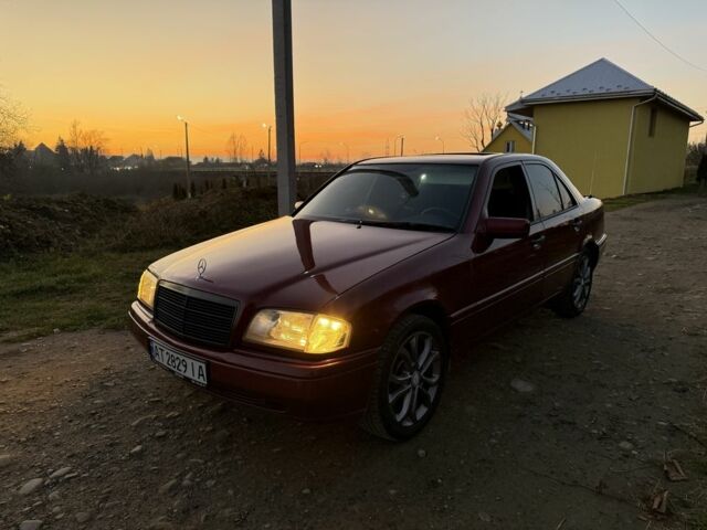 Червоний Мерседес Ц-Клас, об'ємом двигуна 2 л та пробігом 370 тис. км за 2600 $, фото 1 на Automoto.ua