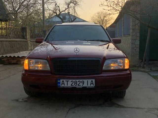 Червоний Мерседес Ц-Клас, об'ємом двигуна 2 л та пробігом 370 тис. км за 2600 $, фото 16 на Automoto.ua