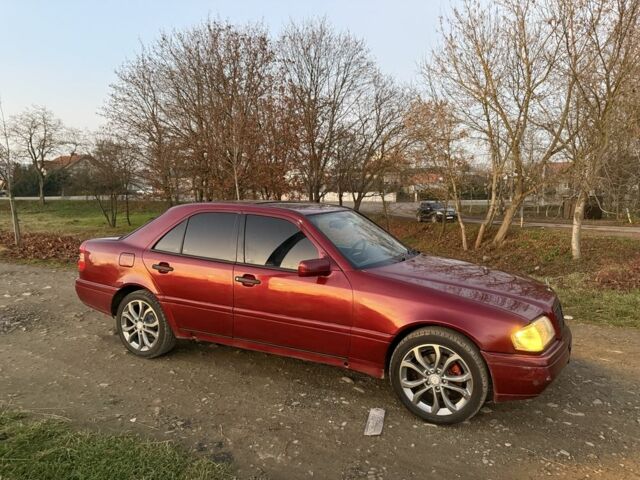 Червоний Мерседес Ц-Клас, об'ємом двигуна 2 л та пробігом 370 тис. км за 2600 $, фото 2 на Automoto.ua