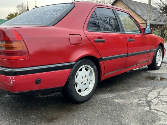 Красный Мерседес Ц-Класс, объемом двигателя 1.8 л и пробегом 250 тыс. км за 2000 $, фото 7 на Automoto.ua