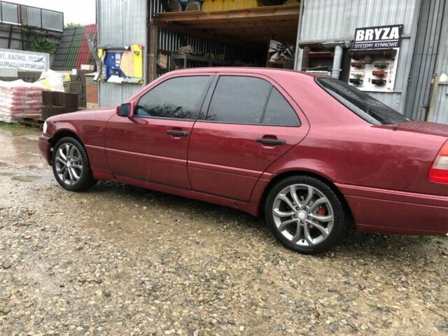 Червоний Мерседес Ц-Клас, об'ємом двигуна 2 л та пробігом 370 тис. км за 2600 $, фото 14 на Automoto.ua