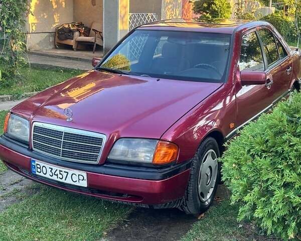 Червоний Мерседес Ц-Клас, об'ємом двигуна 2 л та пробігом 340 тис. км за 3000 $, фото 1 на Automoto.ua