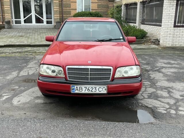 Красный Мерседес Ц-Класс, объемом двигателя 1.8 л и пробегом 250 тыс. км за 2000 $, фото 2 на Automoto.ua