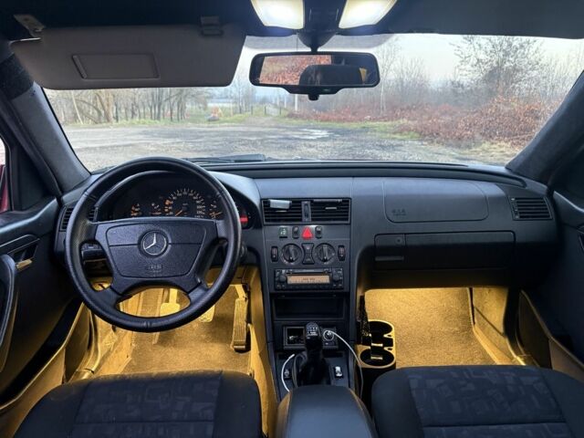 Червоний Мерседес Ц-Клас, об'ємом двигуна 2 л та пробігом 370 тис. км за 2600 $, фото 11 на Automoto.ua