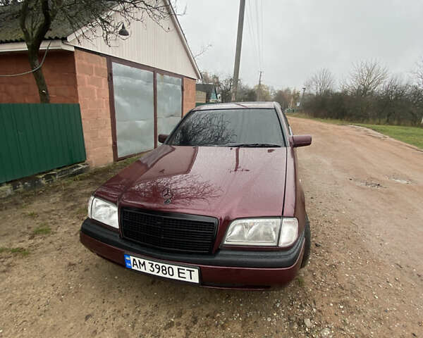 Красный Мерседес Ц-Класс, объемом двигателя 1.8 л и пробегом 280 тыс. км за 3000 $, фото 1 на Automoto.ua