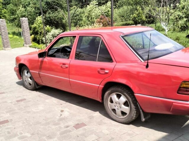 Червоний Мерседес Ц-Клас, об'ємом двигуна 2 л та пробігом 300 тис. км за 2500 $, фото 1 на Automoto.ua