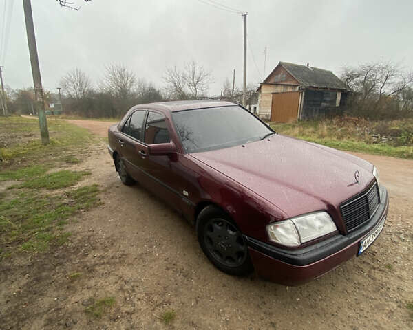 Красный Мерседес Ц-Класс, объемом двигателя 1.8 л и пробегом 280 тыс. км за 3000 $, фото 5 на Automoto.ua