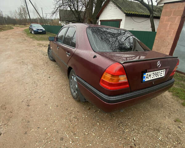 Красный Мерседес Ц-Класс, объемом двигателя 1.8 л и пробегом 280 тыс. км за 3000 $, фото 8 на Automoto.ua