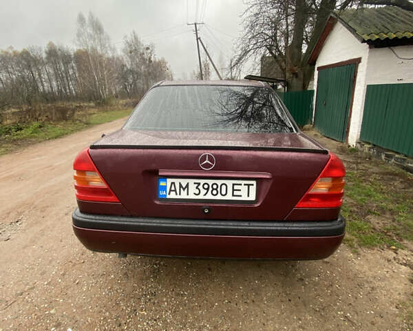 Красный Мерседес Ц-Класс, объемом двигателя 1.8 л и пробегом 280 тыс. км за 3000 $, фото 7 на Automoto.ua