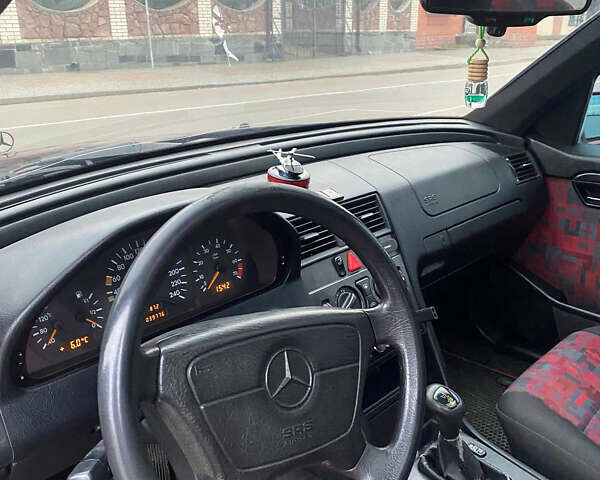 Красный Мерседес Ц-Класс, объемом двигателя 1.8 л и пробегом 280 тыс. км за 3000 $, фото 11 на Automoto.ua