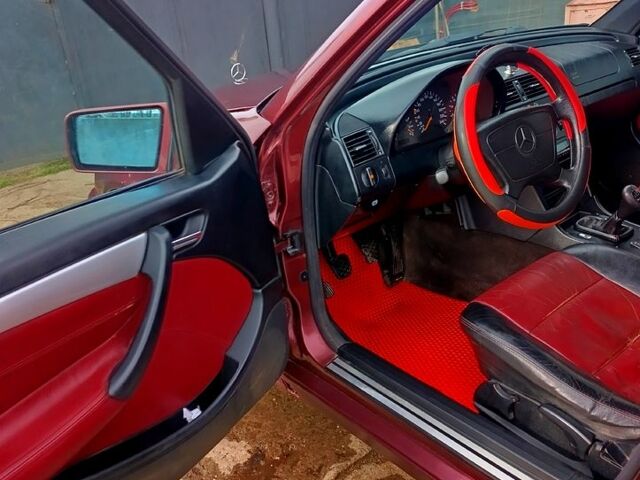 Червоний Мерседес Ц-Клас, об'ємом двигуна 1.8 л та пробігом 426 тис. км за 2850 $, фото 9 на Automoto.ua