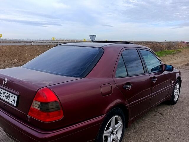 Красный Мерседес Ц-Класс, объемом двигателя 1.8 л и пробегом 426 тыс. км за 2850 $, фото 5 на Automoto.ua