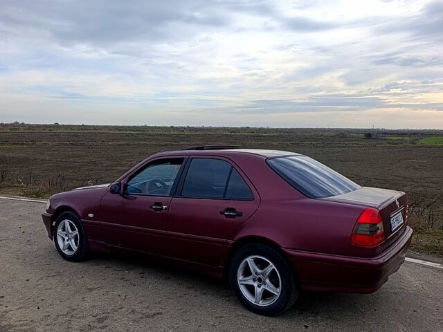 Красный Мерседес Ц-Класс, объемом двигателя 1.8 л и пробегом 426 тыс. км за 2850 $, фото 6 на Automoto.ua