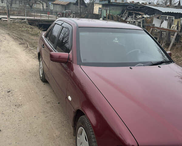 Красный Мерседес Ц-Класс, объемом двигателя 1.8 л и пробегом 187 тыс. км за 4500 $, фото 2 на Automoto.ua