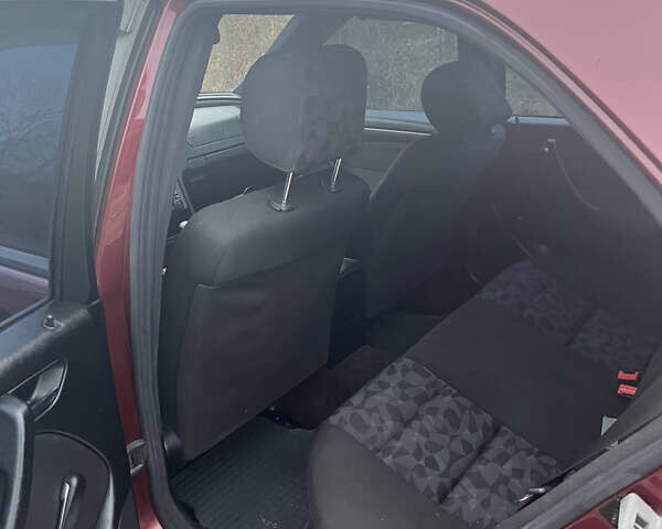 Красный Мерседес Ц-Класс, объемом двигателя 1.8 л и пробегом 187 тыс. км за 4500 $, фото 3 на Automoto.ua