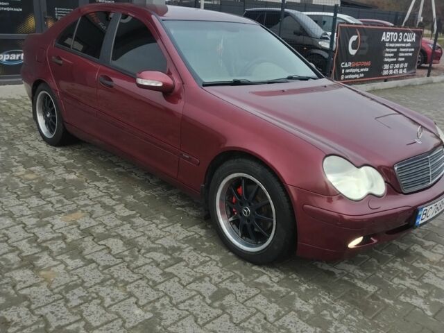 Красный Мерседес Ц-Класс, объемом двигателя 2 л и пробегом 376 тыс. км за 3900 $, фото 4 на Automoto.ua