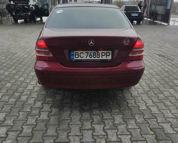 Красный Мерседес Ц-Класс, объемом двигателя 2 л и пробегом 376 тыс. км за 3900 $, фото 1 на Automoto.ua