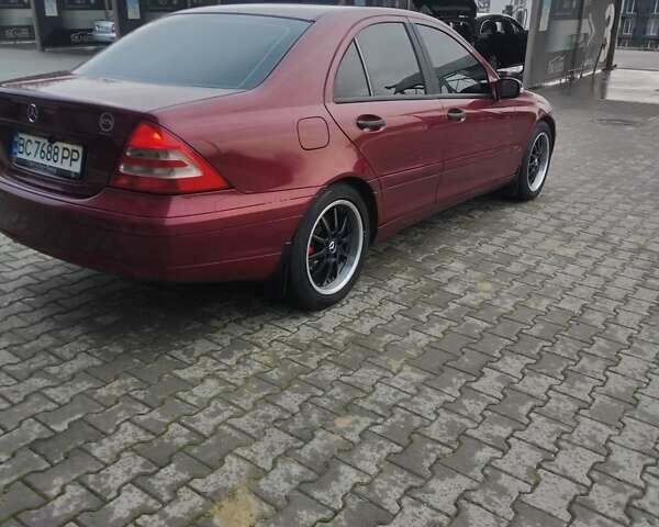 Красный Мерседес Ц-Класс, объемом двигателя 2 л и пробегом 376 тыс. км за 3900 $, фото 7 на Automoto.ua