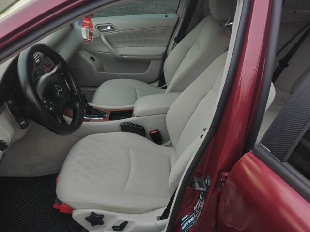 Красный Мерседес Ц-Класс, объемом двигателя 2 л и пробегом 376 тыс. км за 3900 $, фото 18 на Automoto.ua