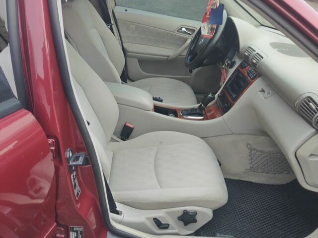 Красный Мерседес Ц-Класс, объемом двигателя 2 л и пробегом 376 тыс. км за 3900 $, фото 8 на Automoto.ua