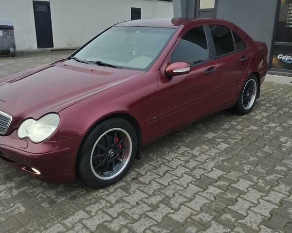 Красный Мерседес Ц-Класс, объемом двигателя 2 л и пробегом 376 тыс. км за 3900 $, фото 12 на Automoto.ua