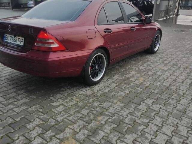 Красный Мерседес Ц-Класс, объемом двигателя 2 л и пробегом 376 тыс. км за 3900 $, фото 3 на Automoto.ua