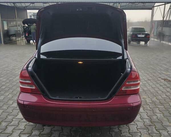 Красный Мерседес Ц-Класс, объемом двигателя 2 л и пробегом 376 тыс. км за 3900 $, фото 3 на Automoto.ua