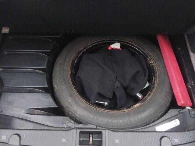 Красный Мерседес Ц-Класс, объемом двигателя 2 л и пробегом 376 тыс. км за 3900 $, фото 12 на Automoto.ua