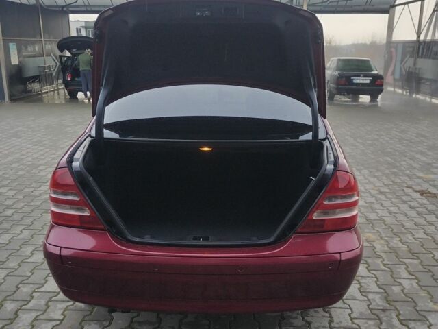 Красный Мерседес Ц-Класс, объемом двигателя 2 л и пробегом 376 тыс. км за 3900 $, фото 16 на Automoto.ua