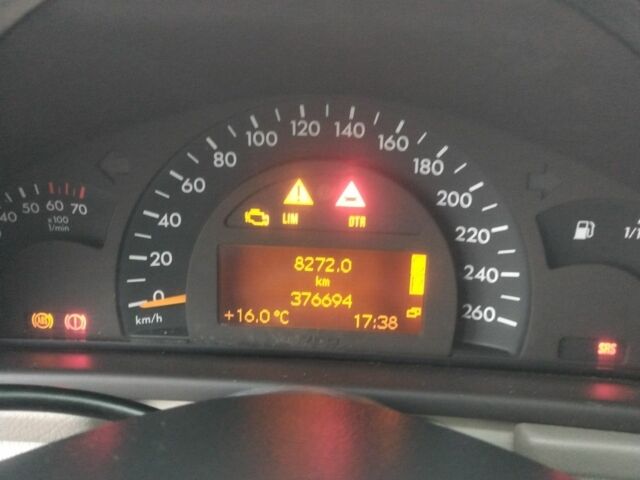 Красный Мерседес Ц-Класс, объемом двигателя 2 л и пробегом 376 тыс. км за 3900 $, фото 17 на Automoto.ua